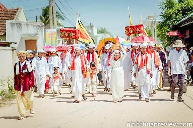 Lễ đón rước y phục nữ thần Po Nagar từ làng Raglai Phước Hà về làng Chăm Hữu Đức (Nình Thuận)