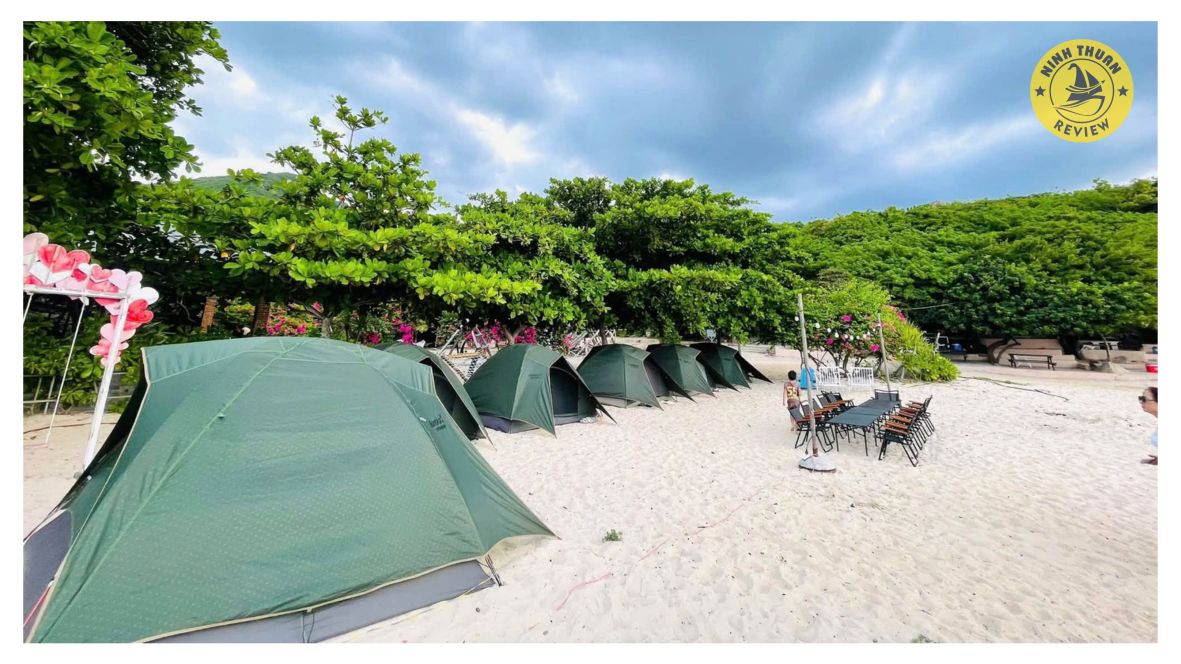 Địa điểm cắm trại Ninh Thuận đẹp - Bãi Kinh nằm cạnh bến tàu Đảo Bình Hưng